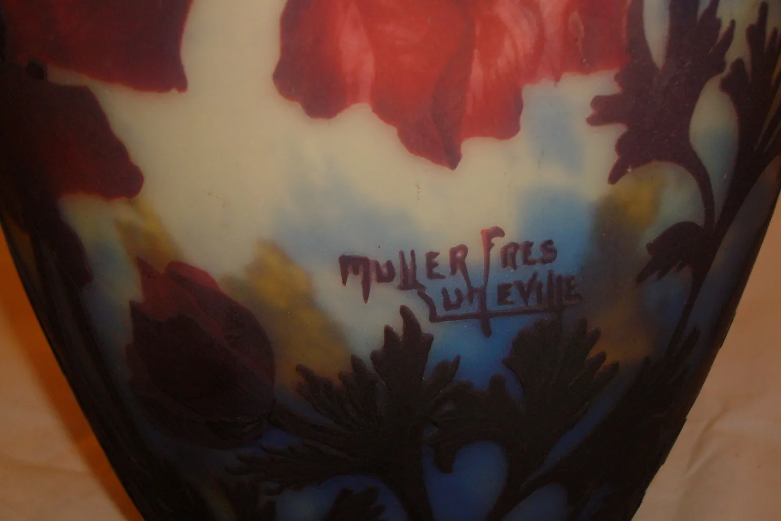 Vidrio firmado Muller Freres con decoraciones florales en tonos brillantes.