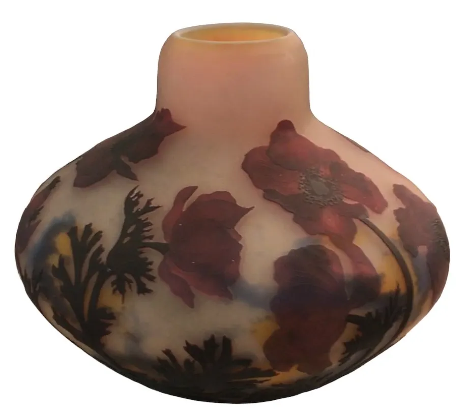 verre signé Muller Fres avec motif floral rouge et vert