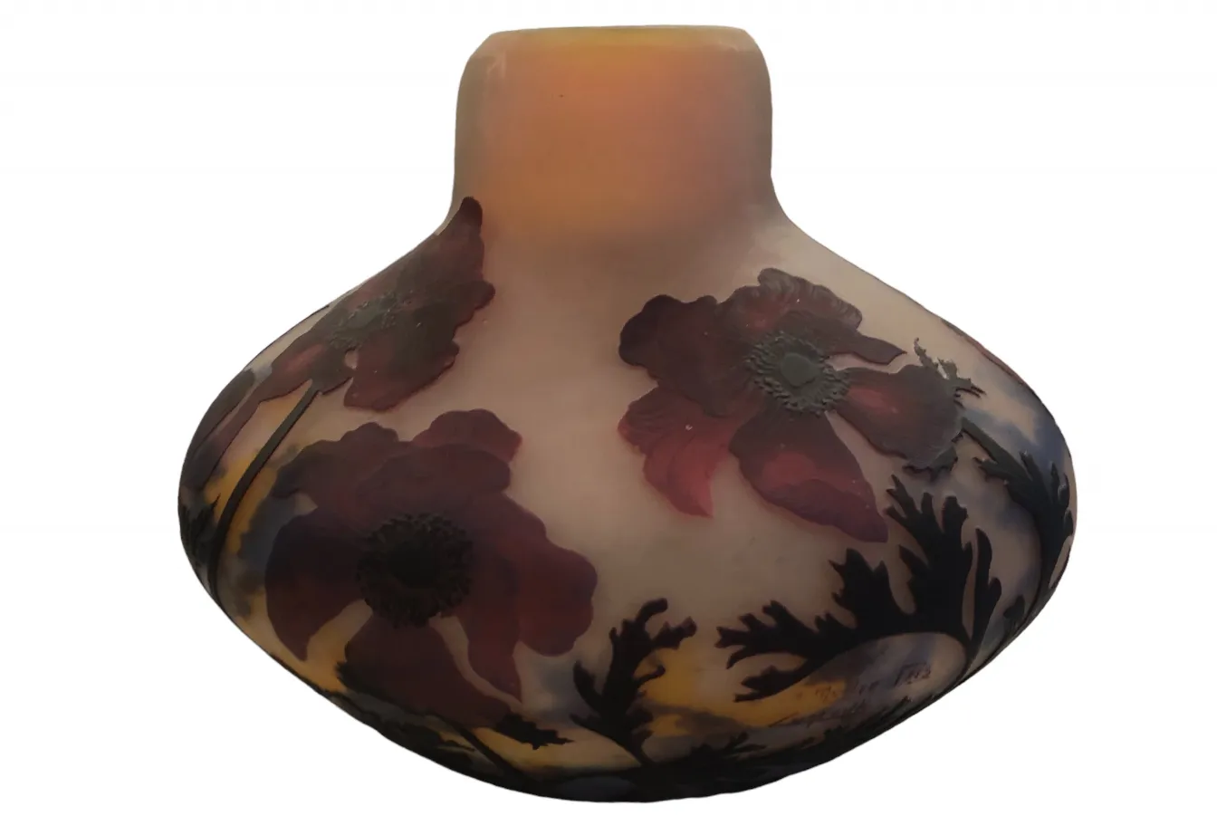 Jarrón antiguo de vidrio firmado Muller Fres con flores decorativas