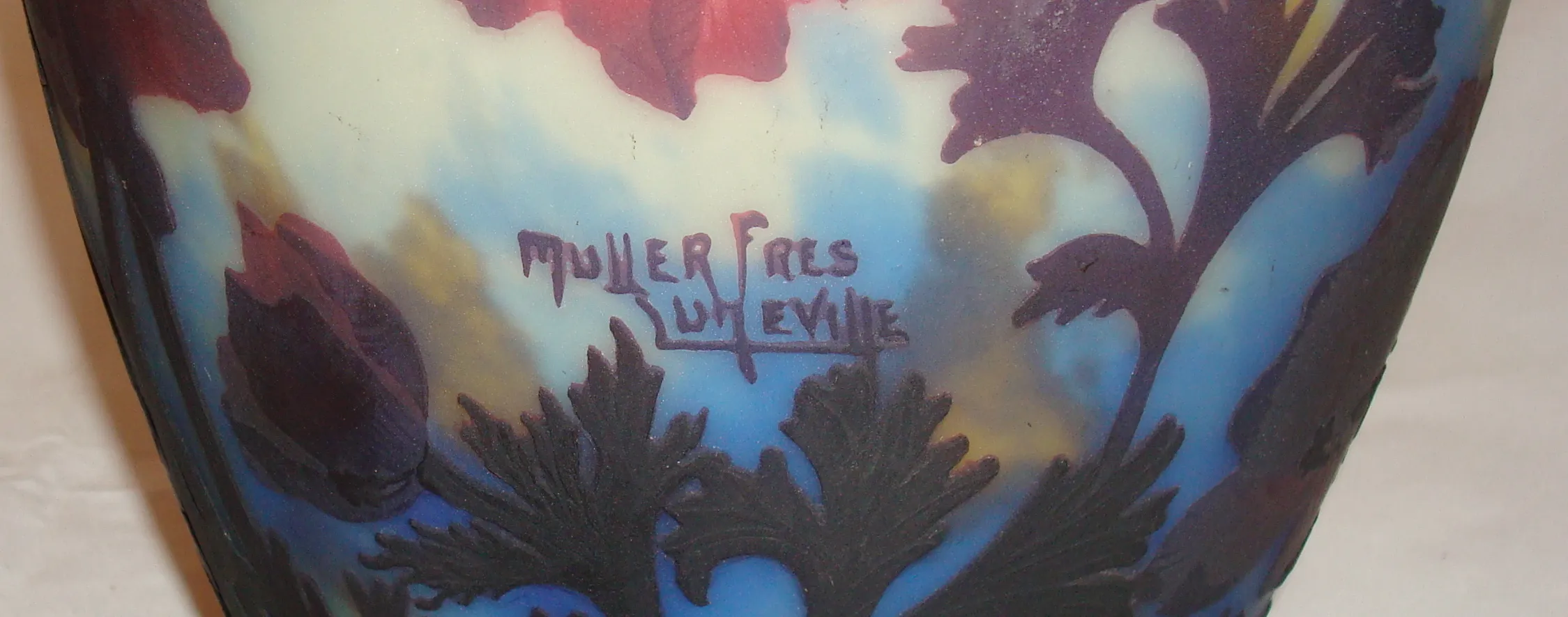 Vetro antico firmato di Muller Fres con motivi floreali in blu e viola.