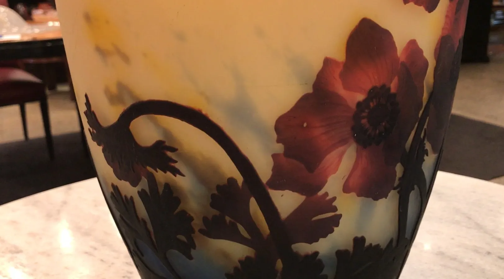Verre ancien signé par Muller Fres avec un motif floral, unique et élégant.