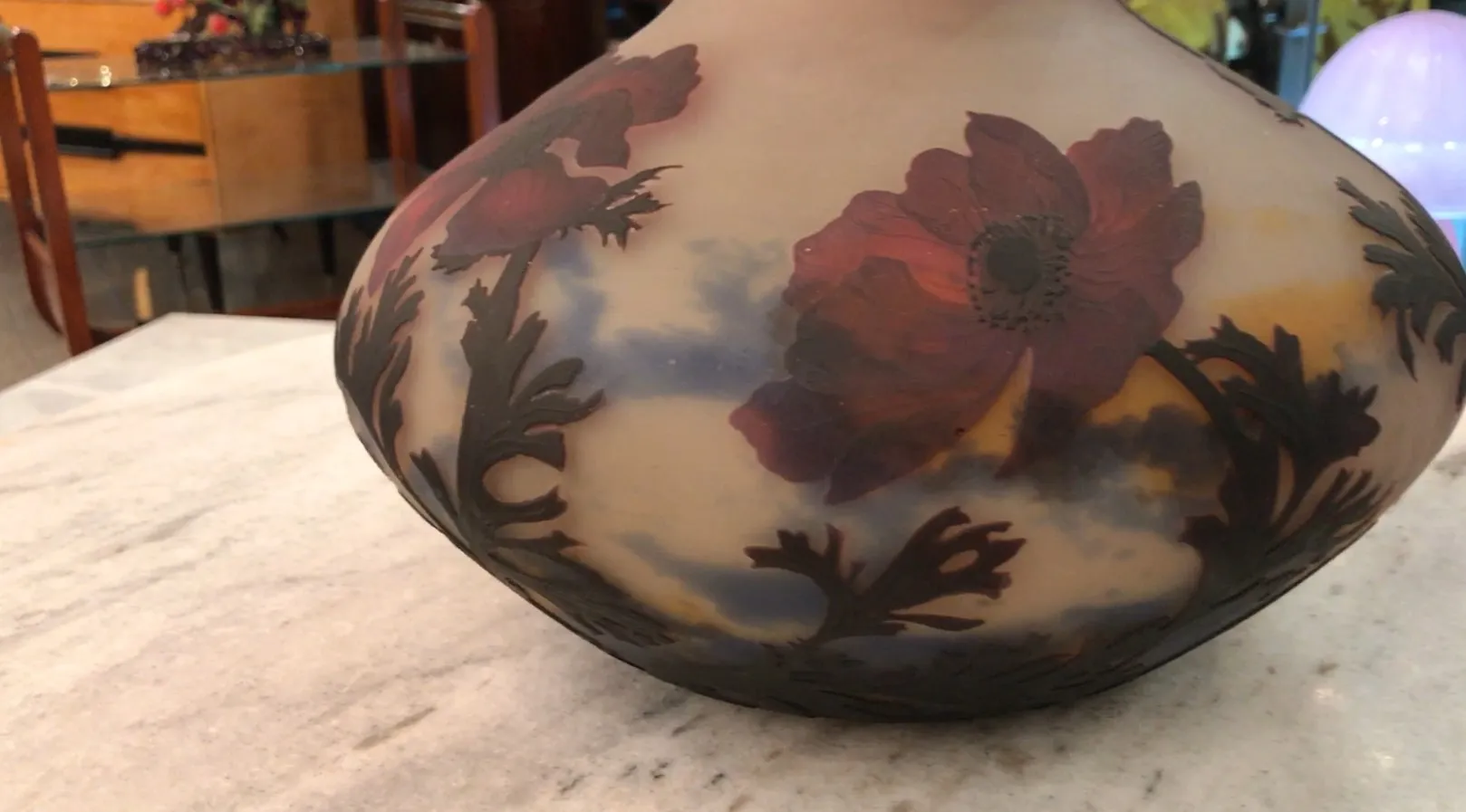 vidro assinado Muller Fres com desenhos florais e folhas