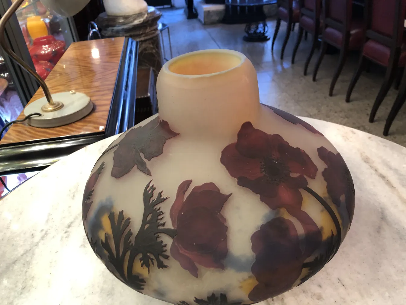 Signiertes Glas Muller Fres mit floralen Mustern, elegante Präsentation