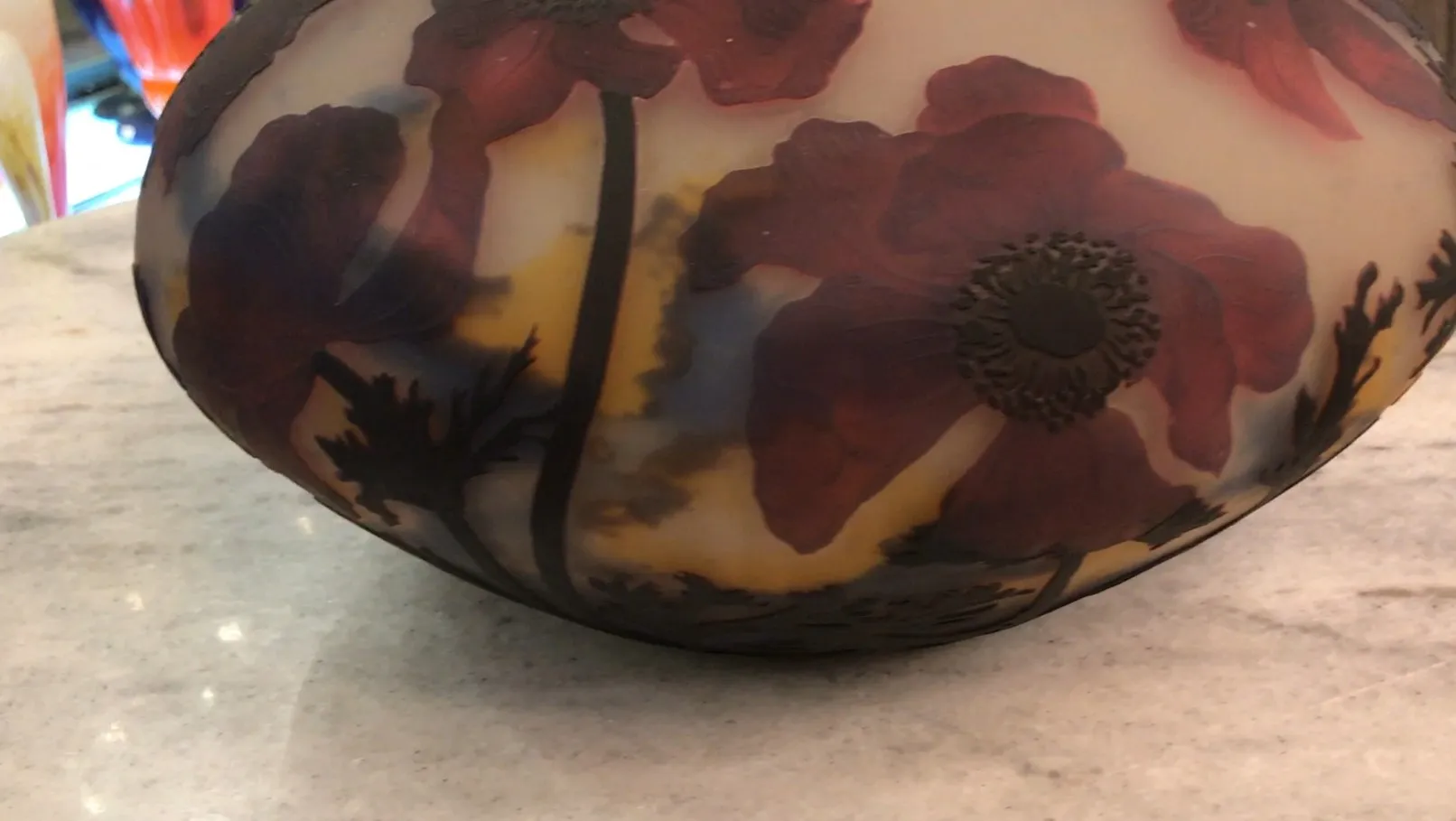 Verre antique signé Muller Fres avec motifs floraux vifs, présenté dans un cadre élégant