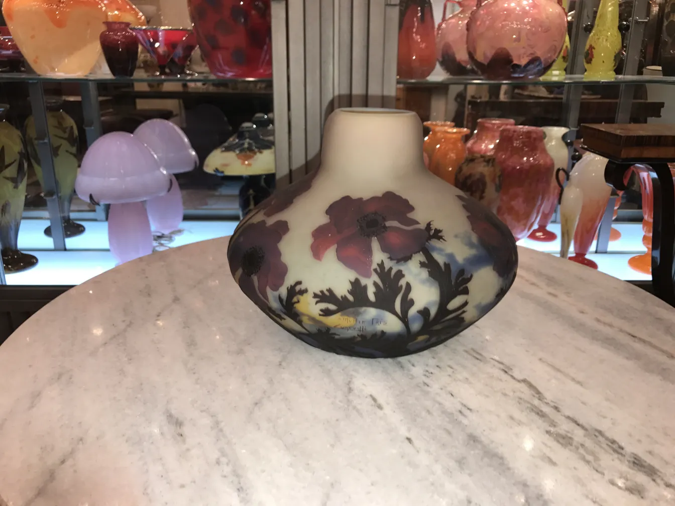 Antiker Vase signiert Müller Fres mit roten und grünen Blumen.