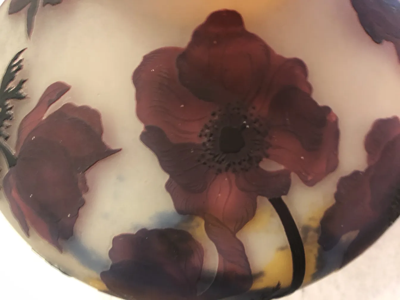 Vidrio firmado Muller Fres con decoración de flores en tonos oscuros