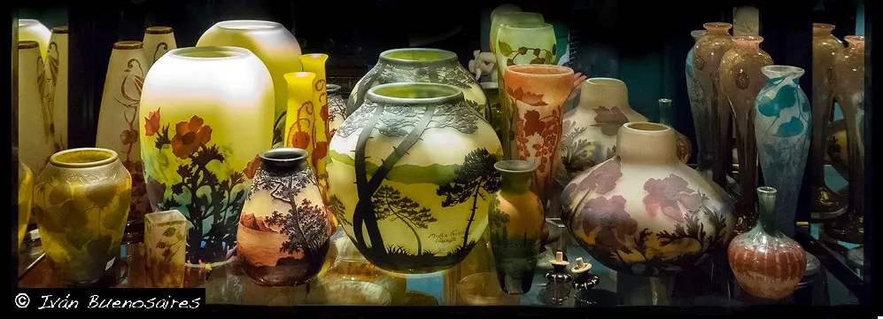 Signiertes Glas von Muller Fres in einer antiken Umgebung.