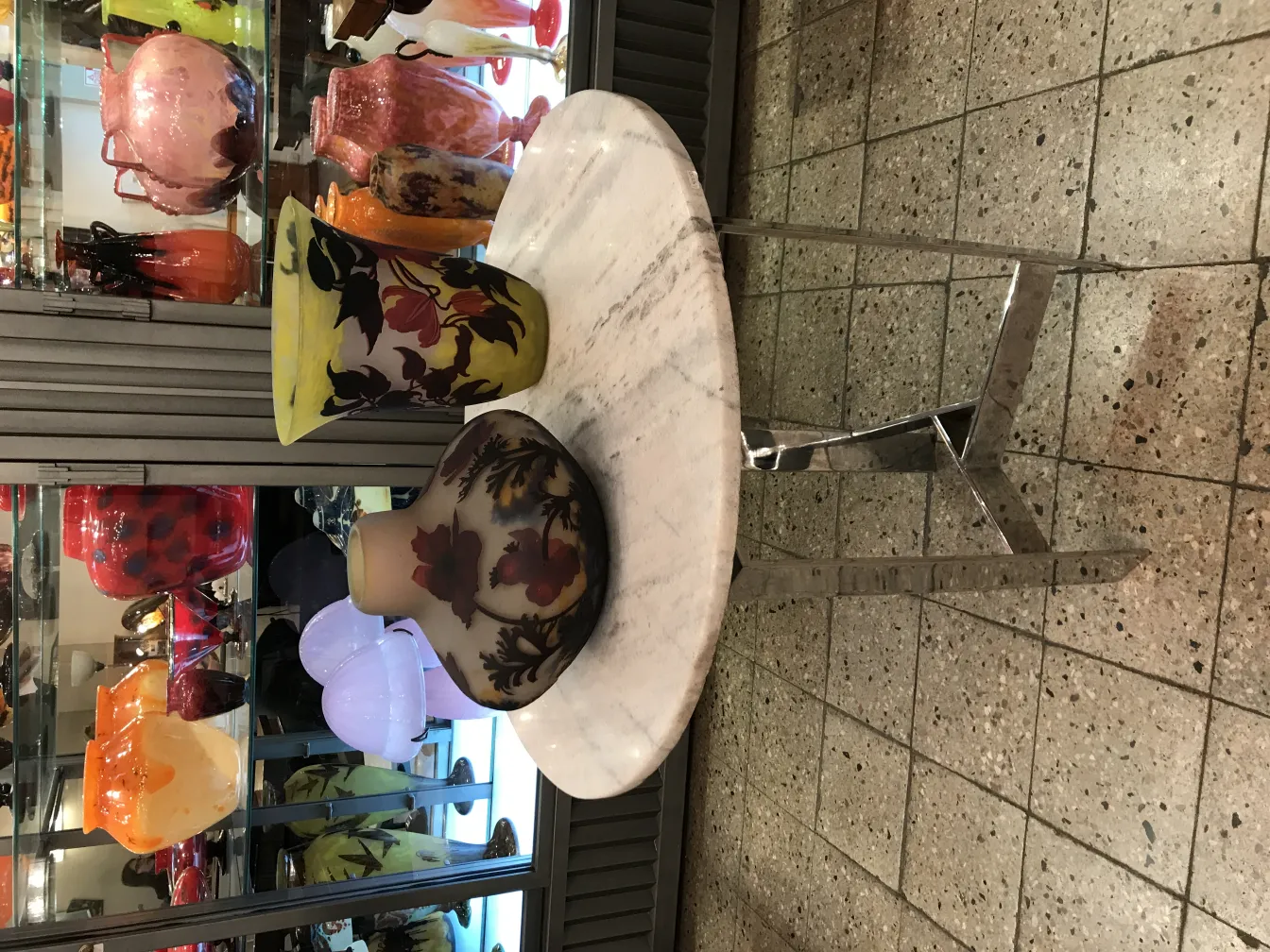 古董Muller Fres签名玻璃，带有花卉细节，环境舒适。