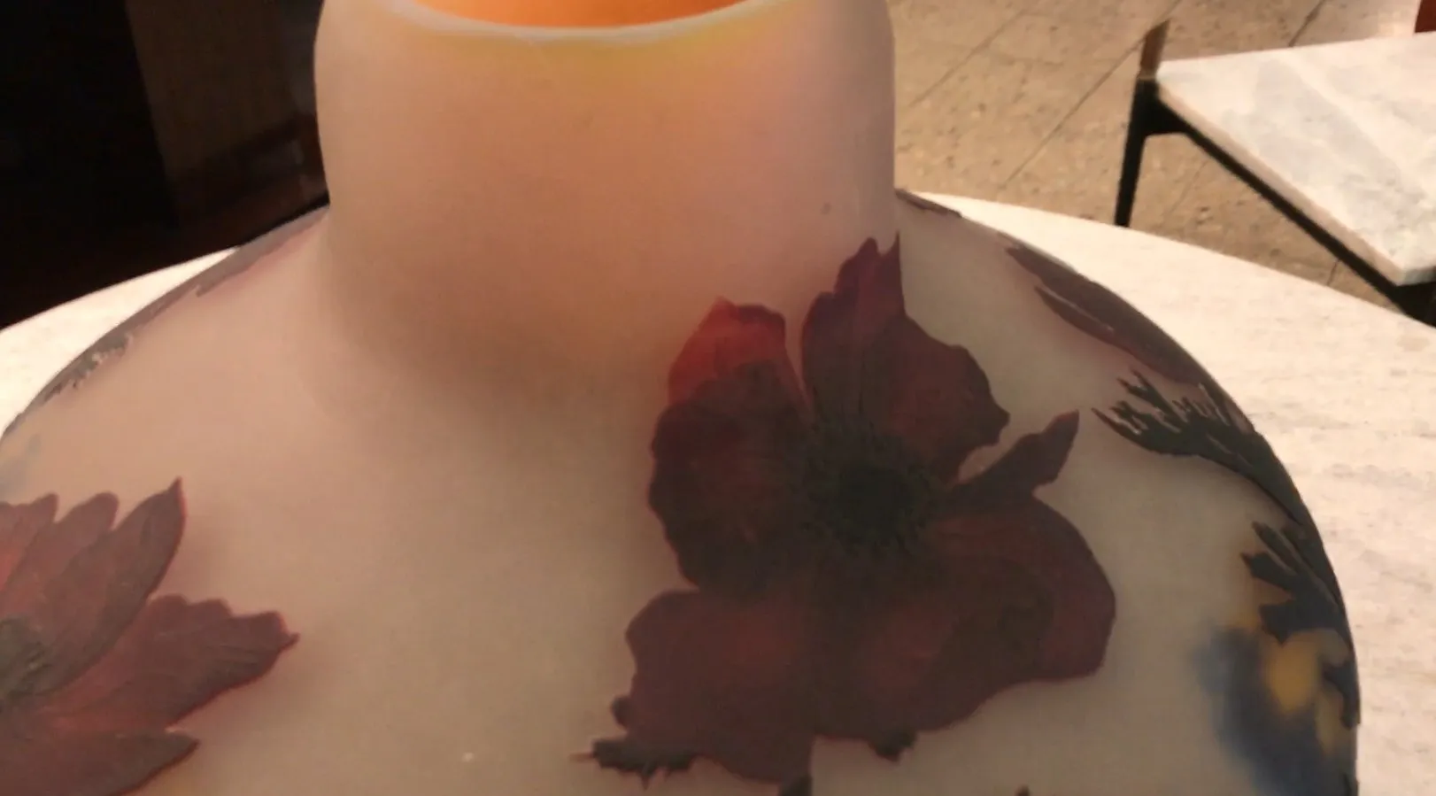 Lâmpada antiga de vidro com flores muller fres