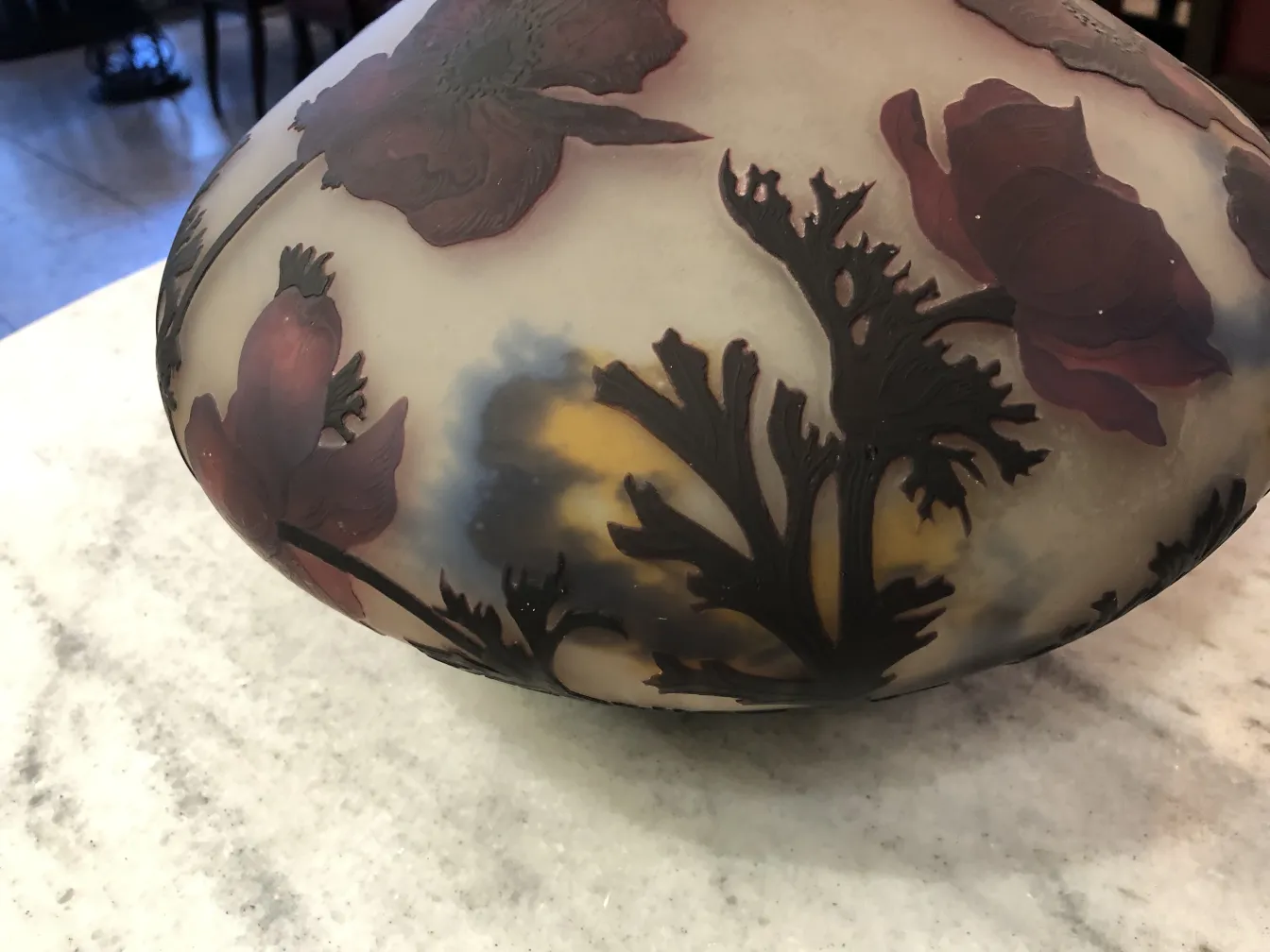 Antikes signiertes Glas von Muller Fres mit buntem Blumendesign.