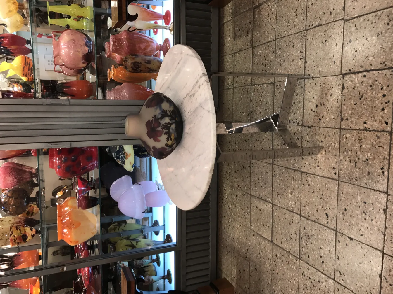 подписанное стекло muller fres с цветочными узорами в антикварной обстановке