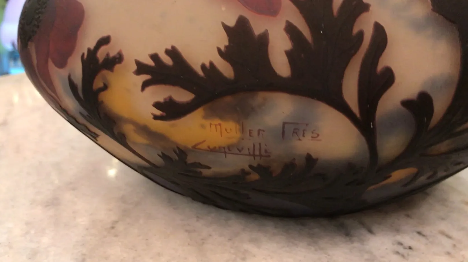 签名玻璃Muller Fres，具有古典优雅的花卉设计。