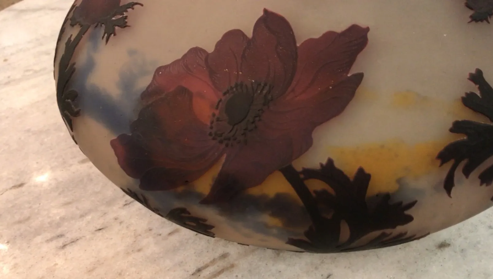 Vidrio antiguo firmado con flores y detalles artísticos de Muller Fres