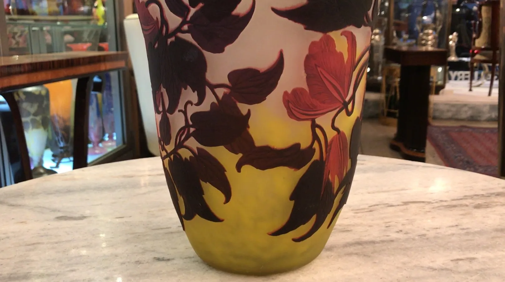 Verre signé de Muller Fres avec motif floral ancien