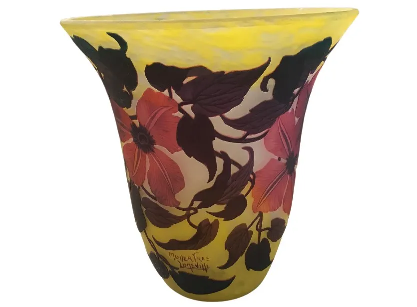 vaso antigo com design floral, assinado por muller fres