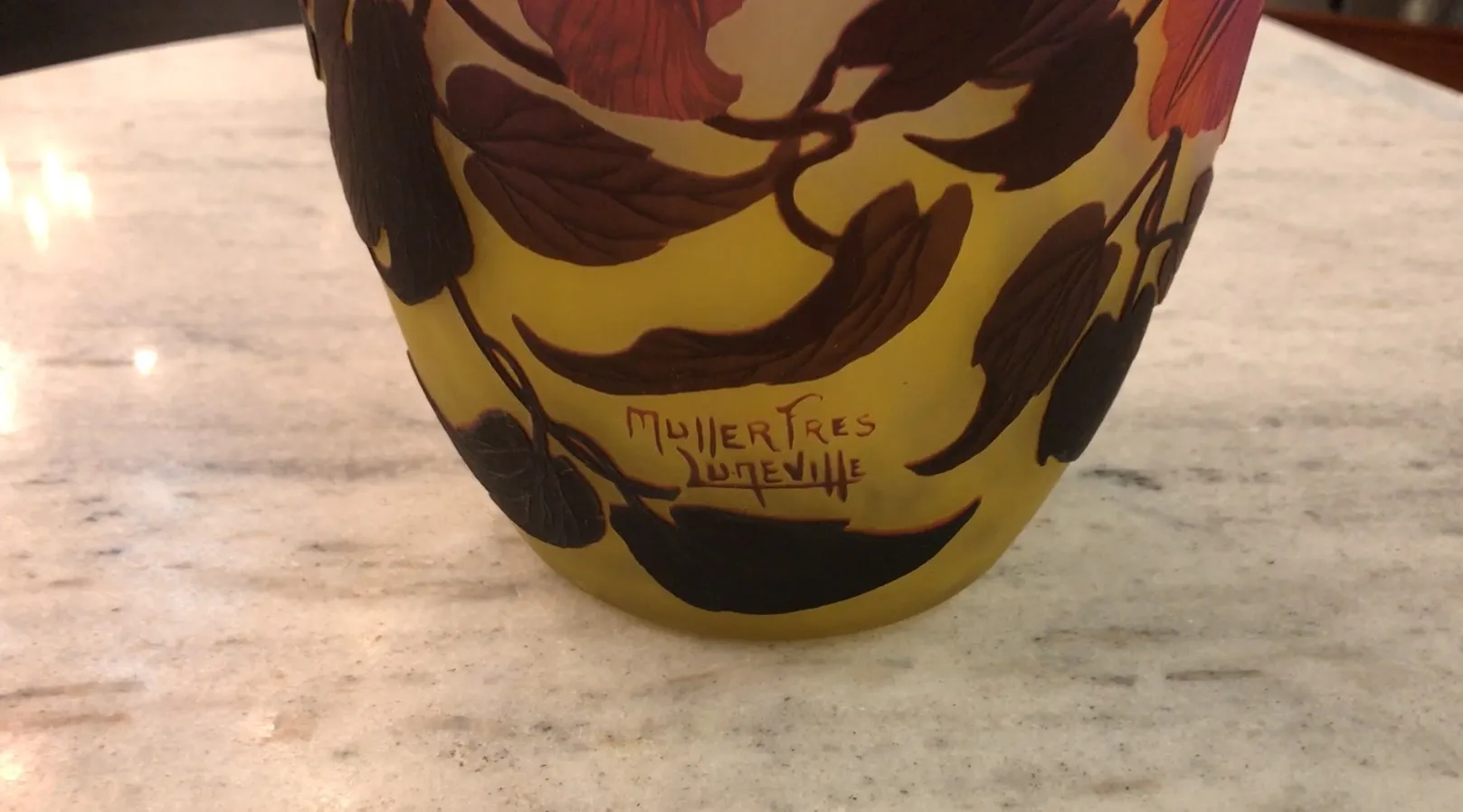 Verre ancien avec la signature de Muller Fres sur fond jaune