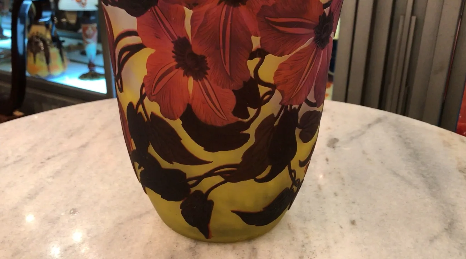 Verre ancien avec fleurs rouges et jaunes, Muller Fres