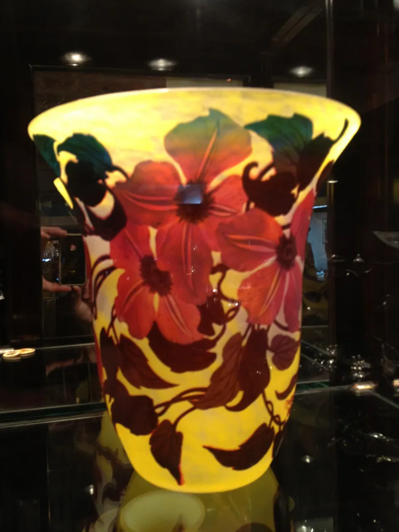 Vase ancien avec motif floral de Muller Freres, présentant des teintes jaunes et rouges.