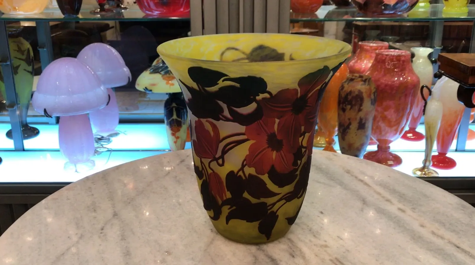 Dekoratives Glas mit Blumendesign, antik Muller Fres