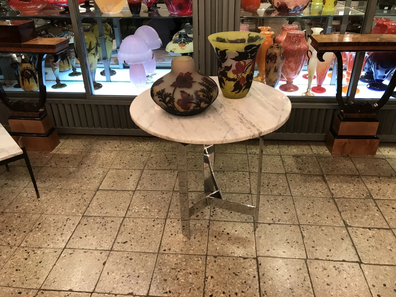 Verre signé Muller Fres avec des détails colorés et des formes uniques dans un cadre d'antiquités.