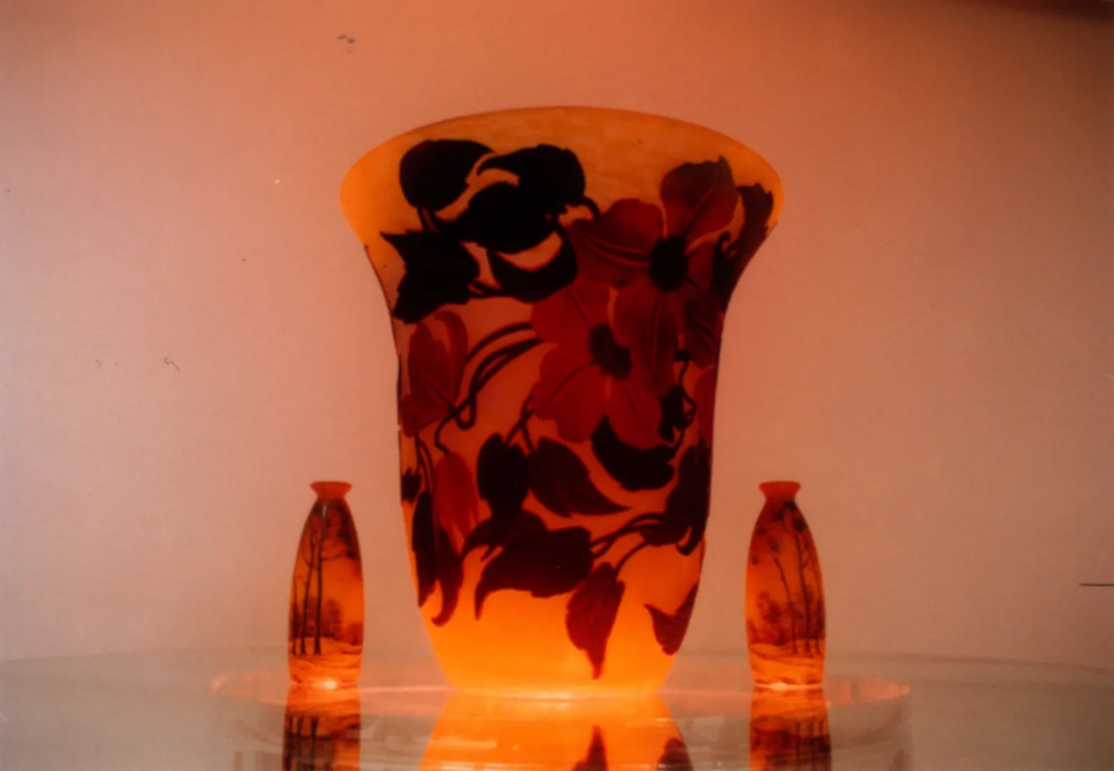 vaso antigo assinado muller fres com design floral e duas garrafas no contexto