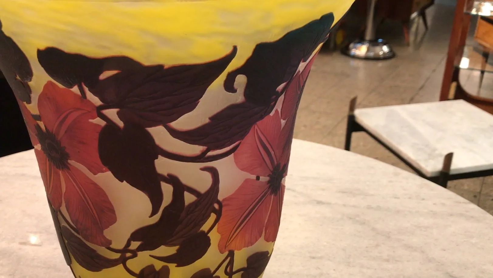 Verre signé Muller Fres avec design floral en tons jaunes et roses. Ambiance agréable.