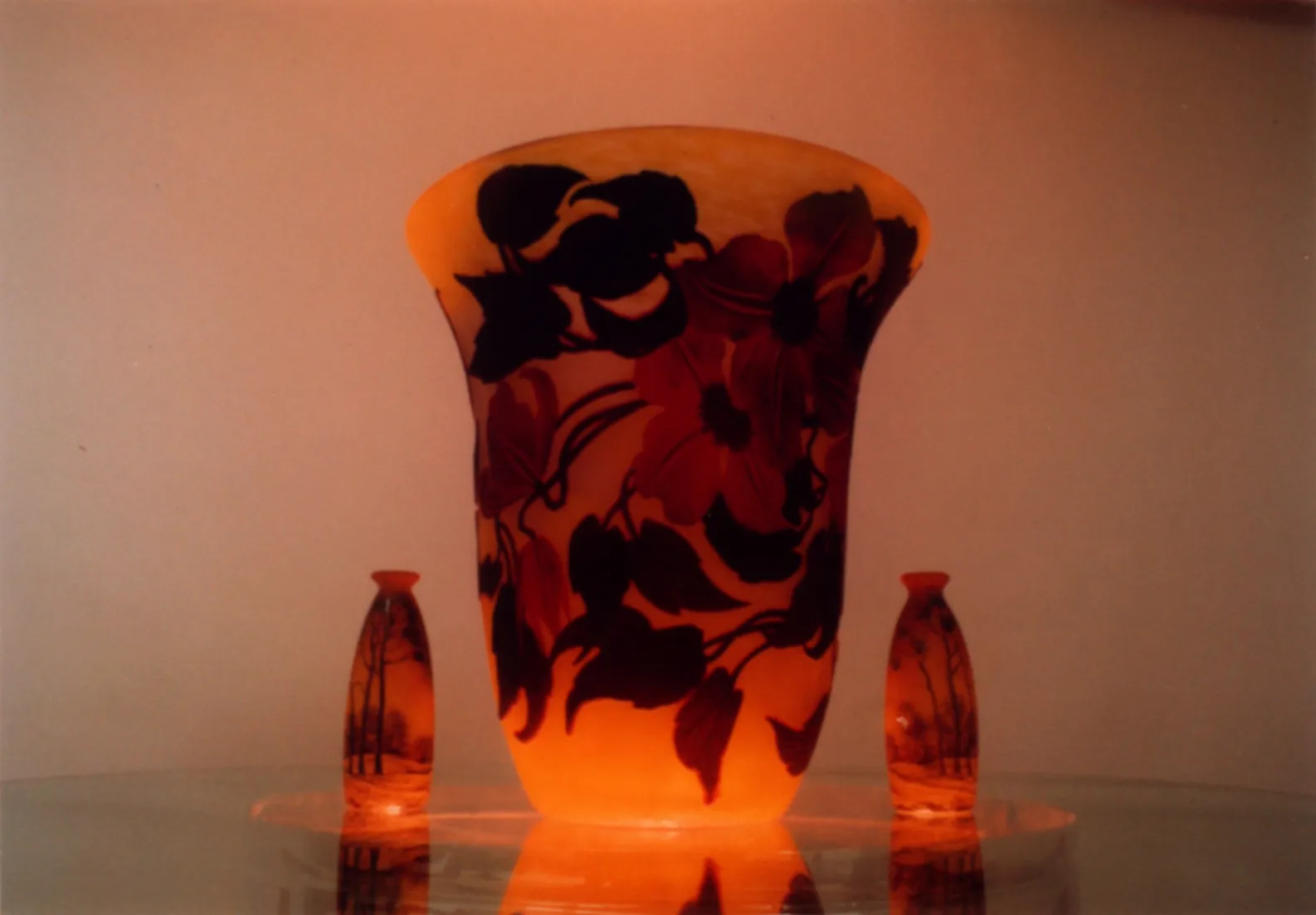 Dekoratives signiertes Glas Muller Fres mit floralen Mustern.