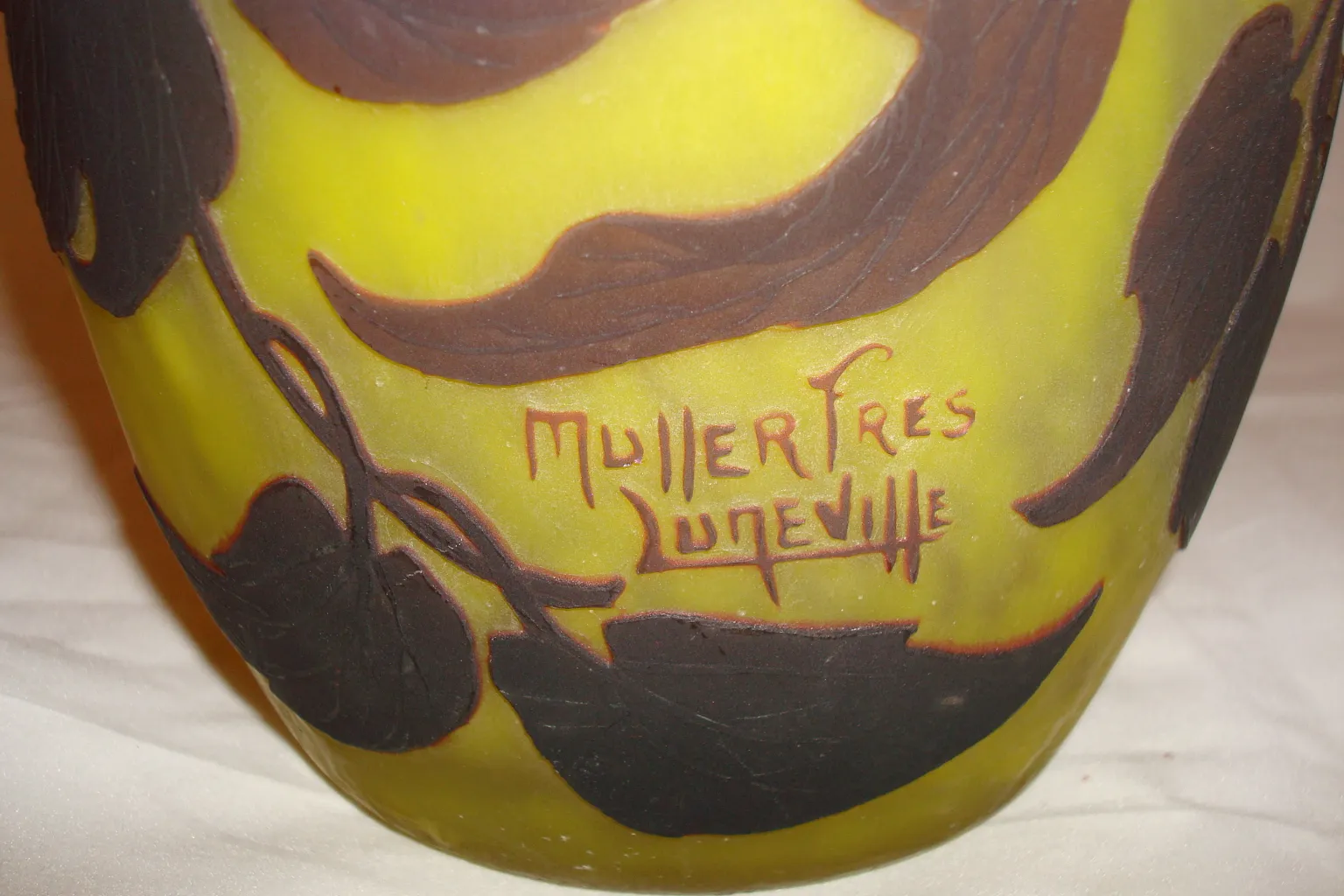 Verre signé Muller Fres montrant des détails en couleurs chaudes et en relief de feuilles, pièce antique remarquable.