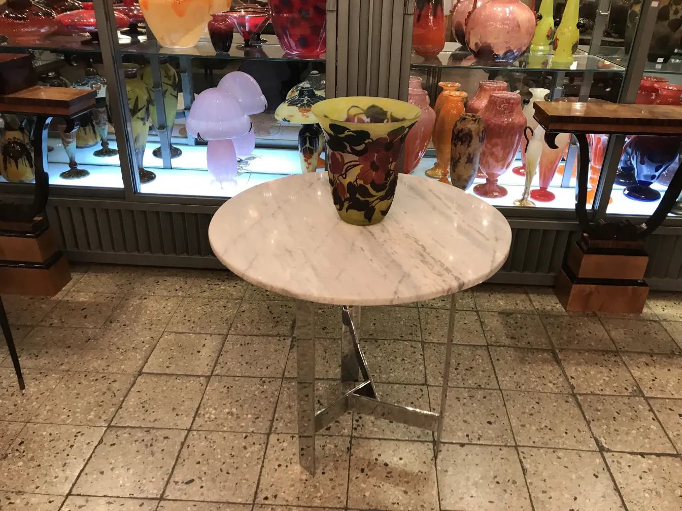 vase coloré sur une table en marbre, antiquité ornée