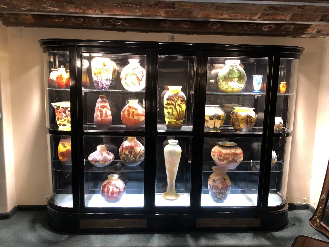 Vitrine com jarros e vidro assinado antigo Muller Fres