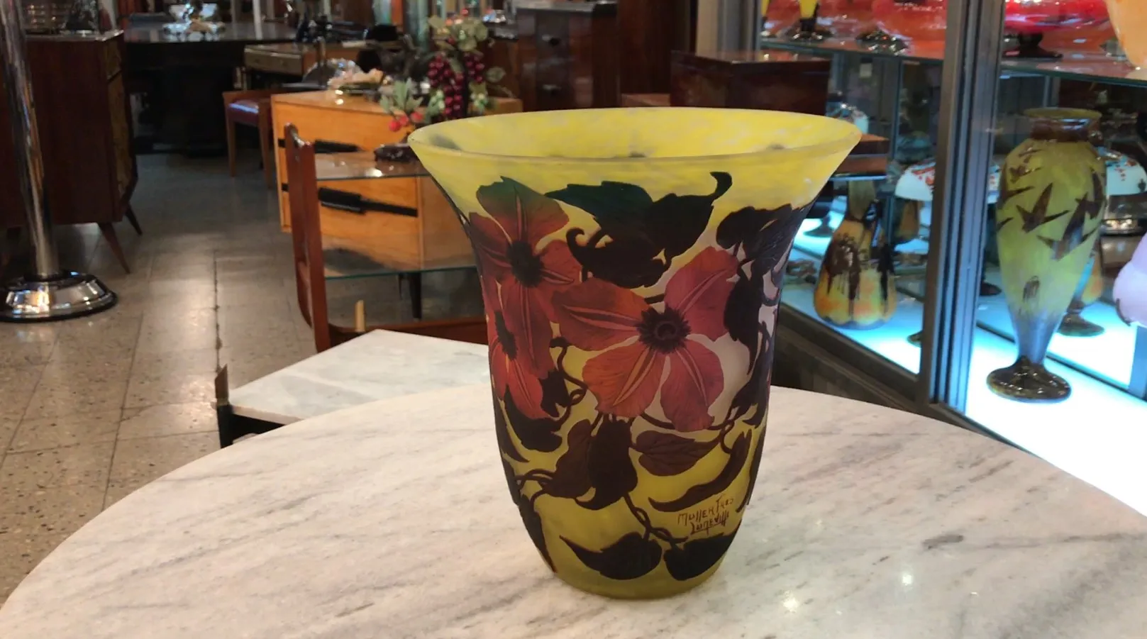 Vase ancien avec motif de fleurs de Muller Freres.