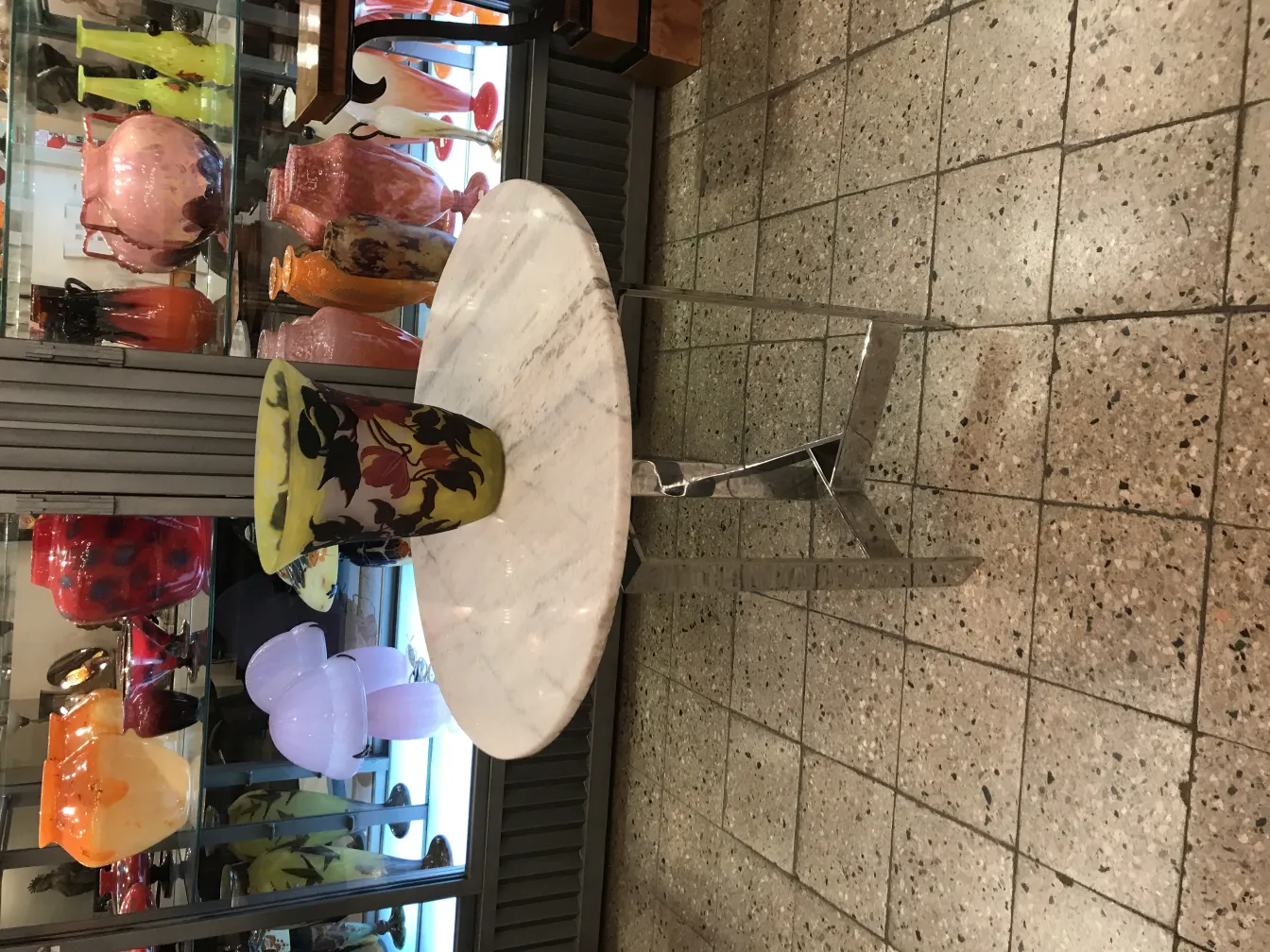 Vaso antico in vetro firmato di Muller Fres in esposizione, vari colori.