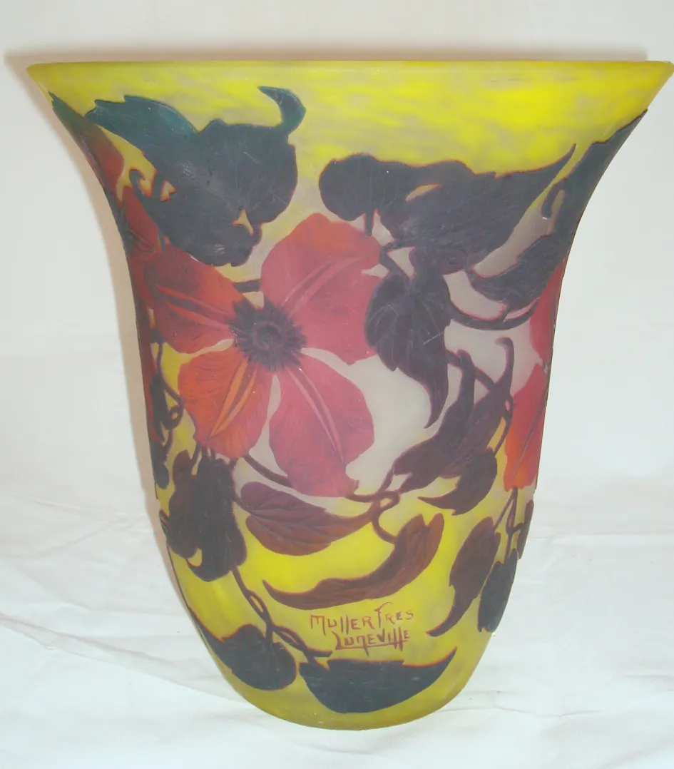 Verre ancien signé par Muller Fres avec des motifs floraux colorés