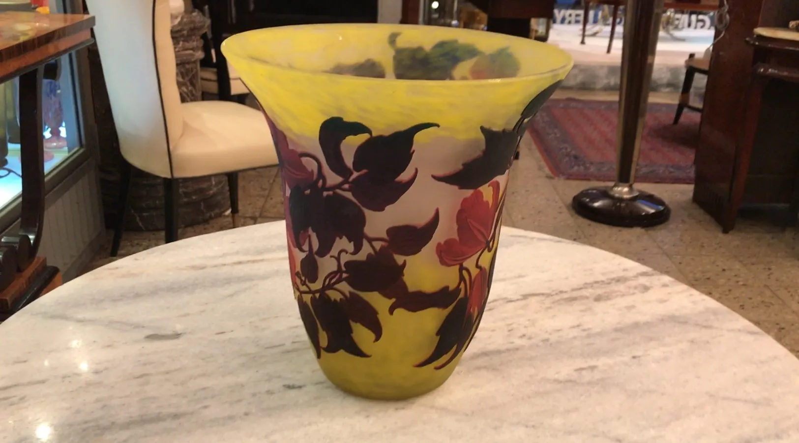 Altes signiertes Glas von Muller Fres mit lebhaftem Blumendesign