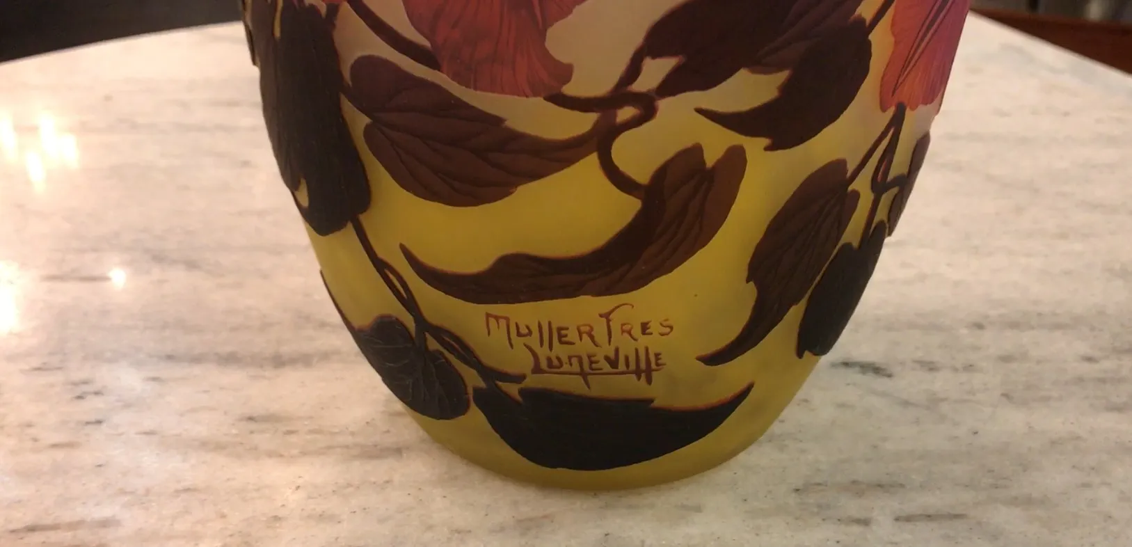 Verre signé Muller Fres avec motif de feuilles, antiquité