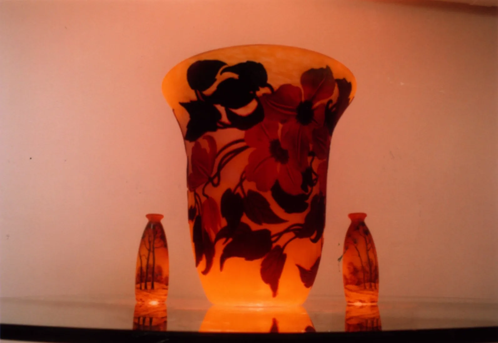 Ancien verre signé par Muller Fres, décoré de motifs floraux. Inclus des petits vases.