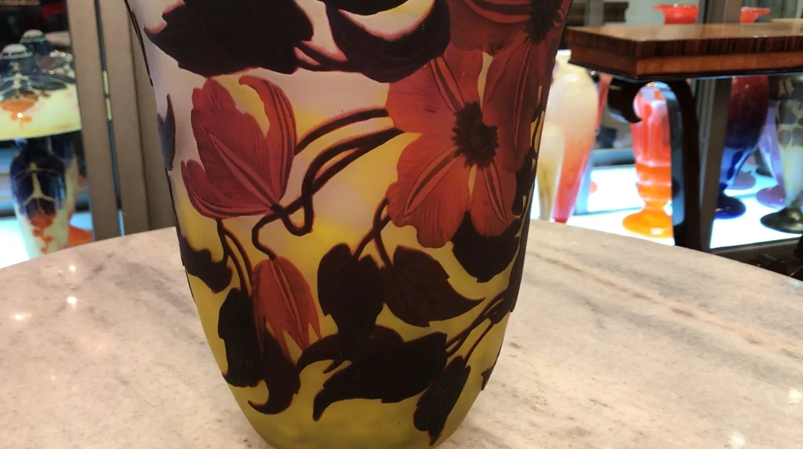 古董签名玻璃花瓶，设计带花卉的Muller Fres。