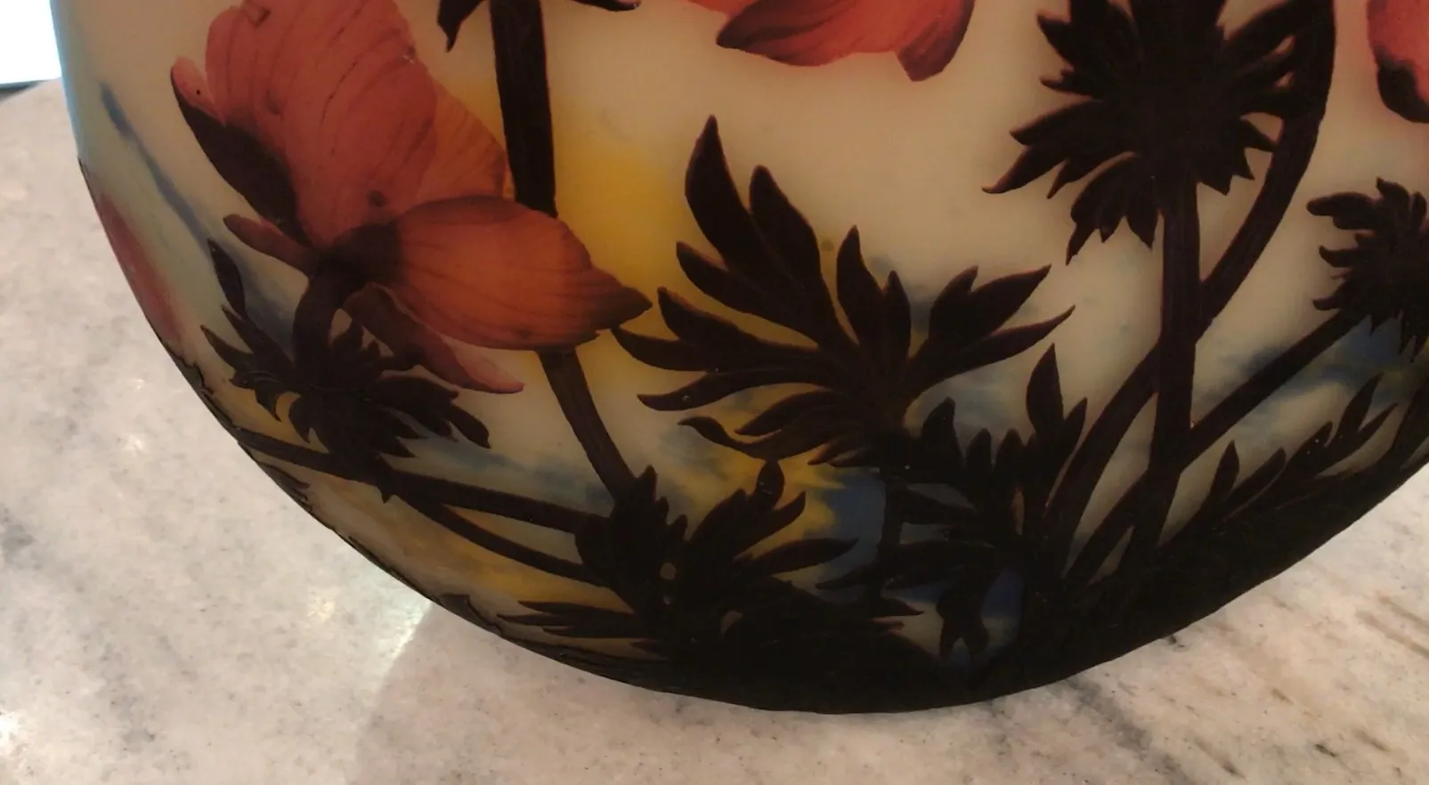 Verre signé de Muller Fres avec des fleurs dans des couleurs vives