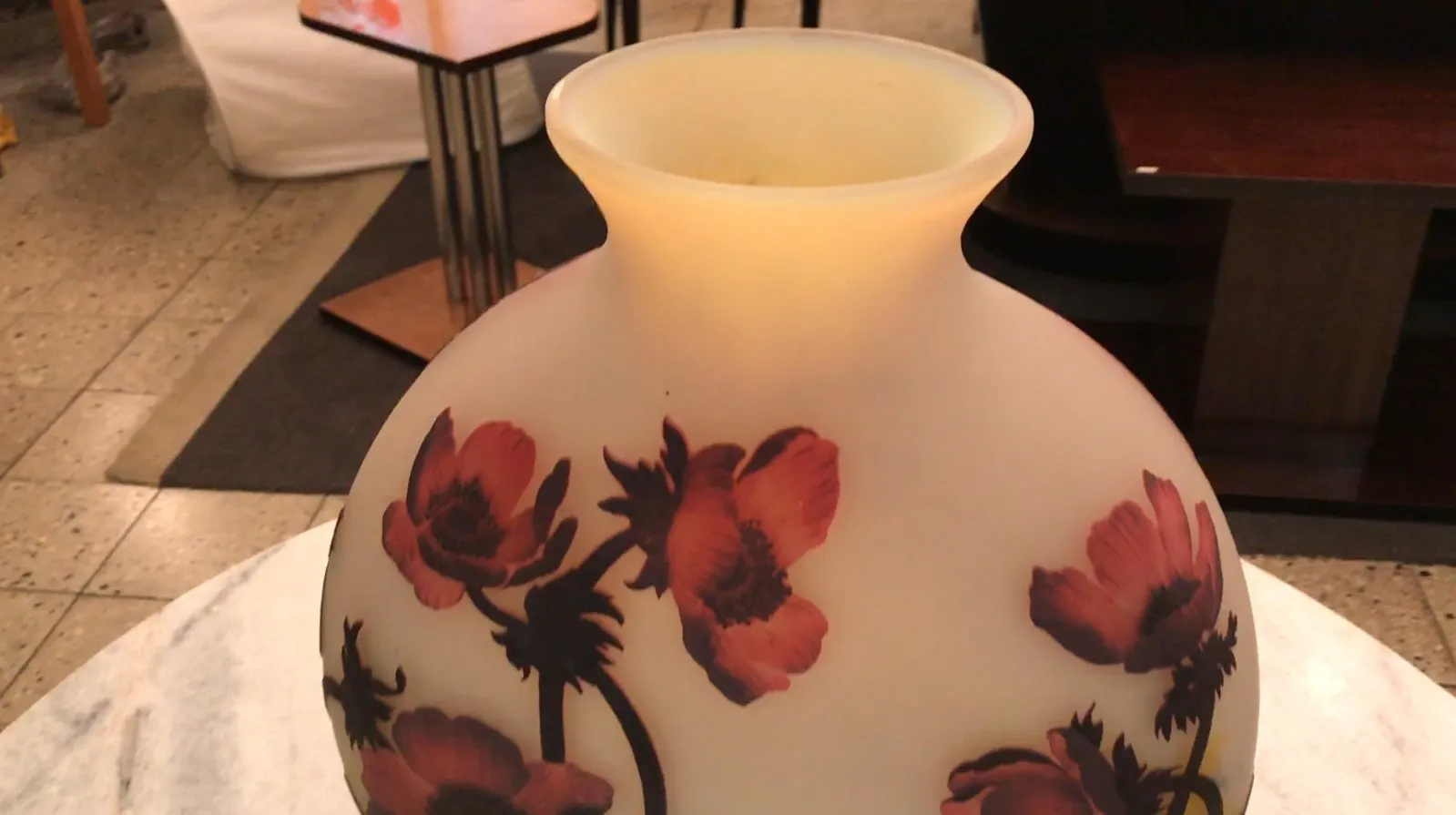 Elegante antike vase mit blumen und unterschrift von muller fres.