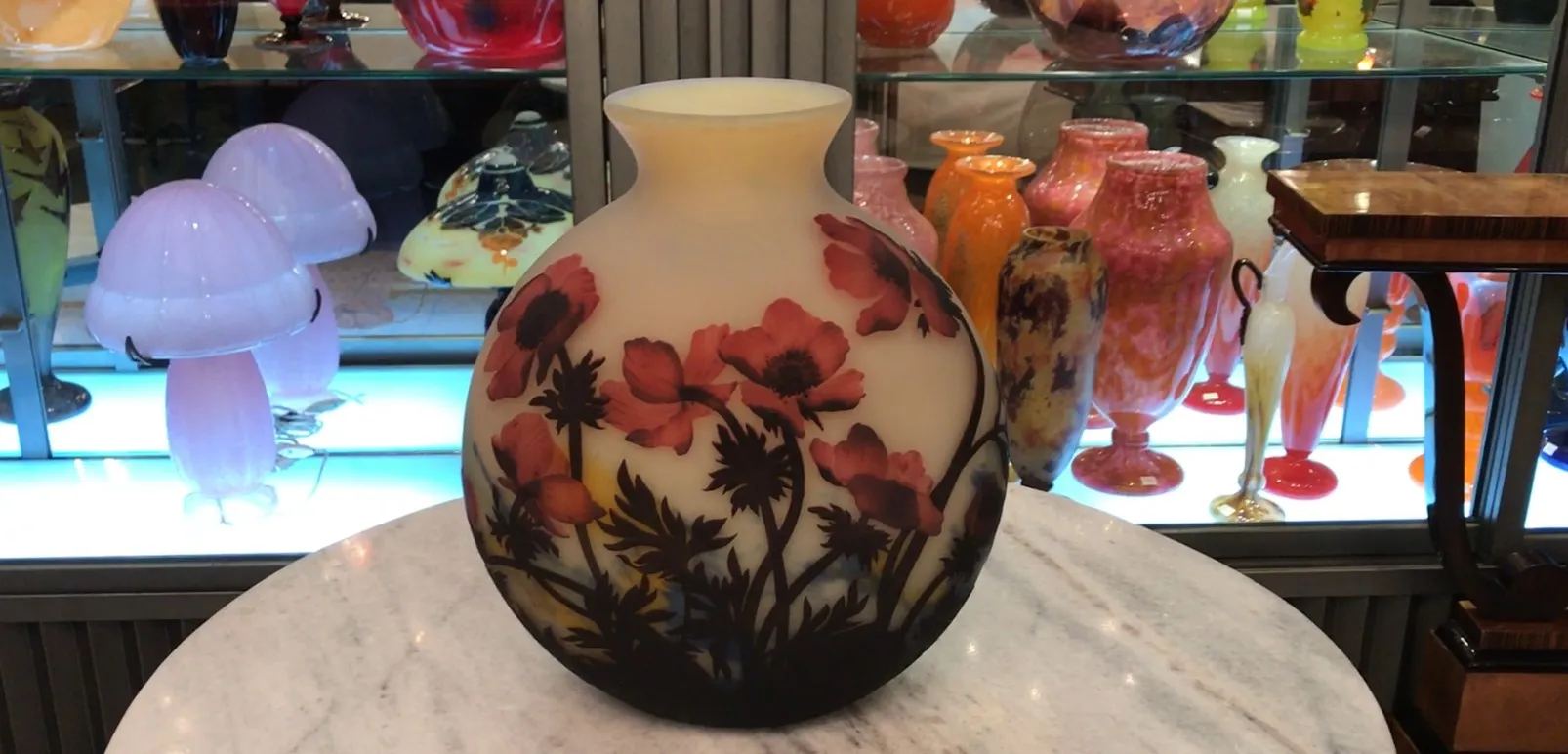 Vidrio antiguo firmado por muller fres, con un diseño floral