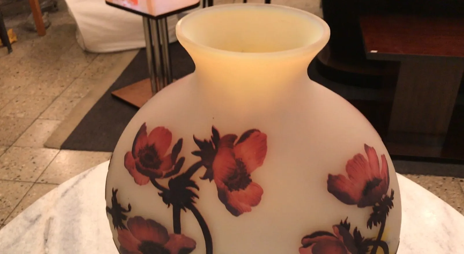 Vidro antigo com design floral, assinado por Muller Fres.