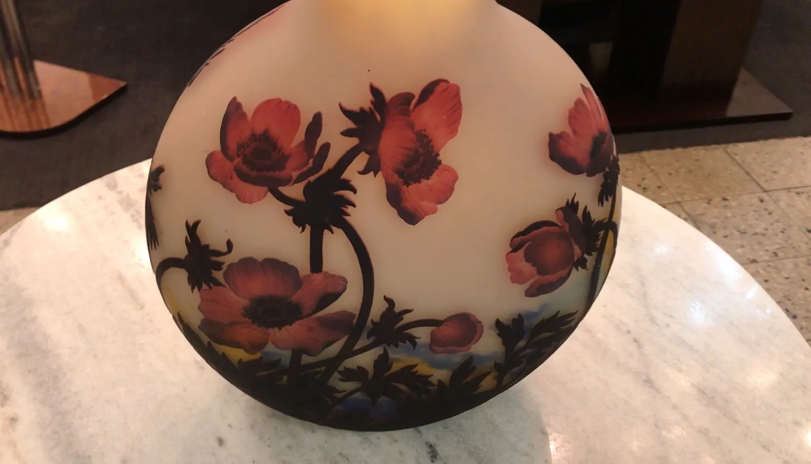 vidrio con diseño de flores en tonos oscuros de Muller Fres