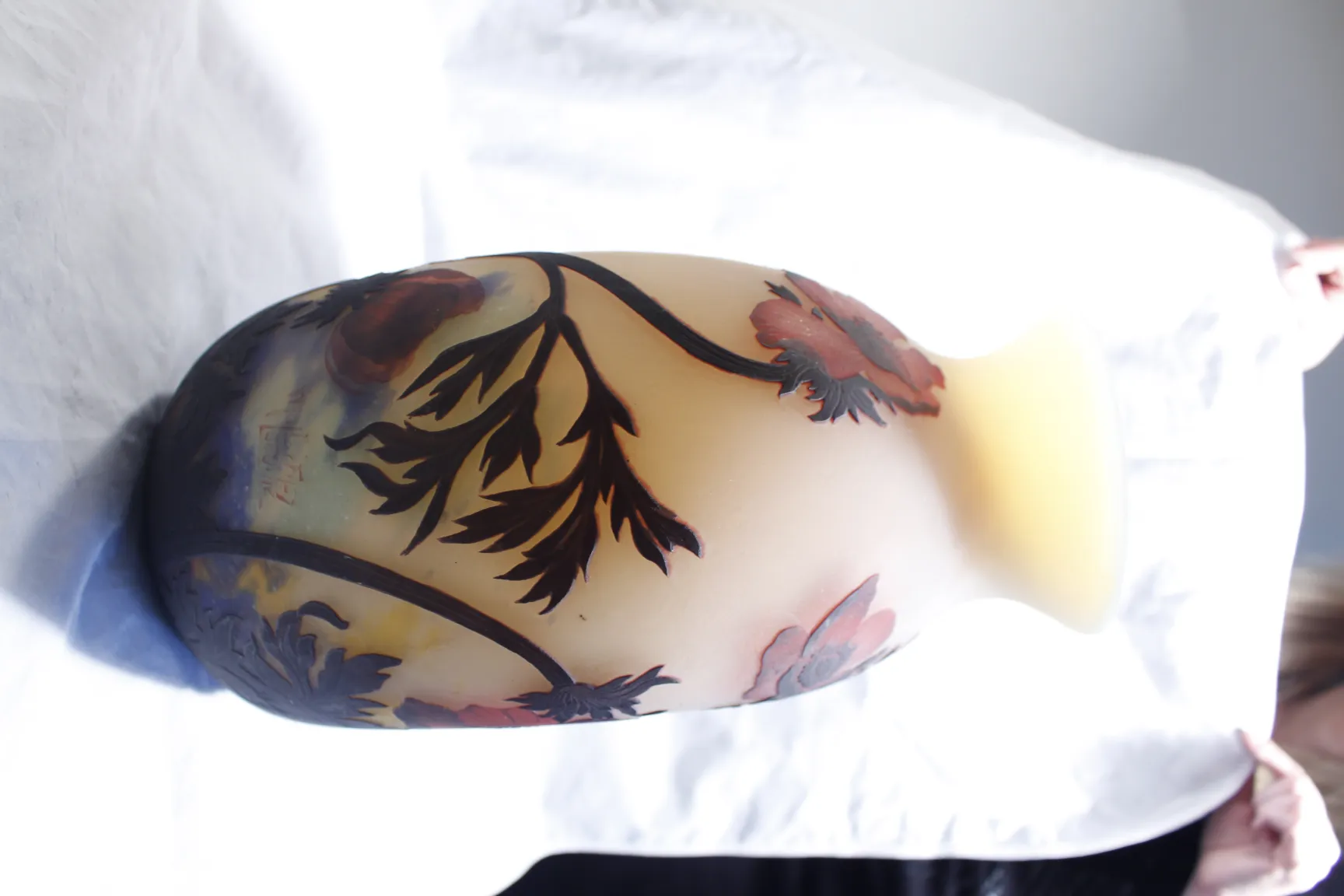 花のパターンで飾られたガラス、底にMuller Fresのサインがあります。