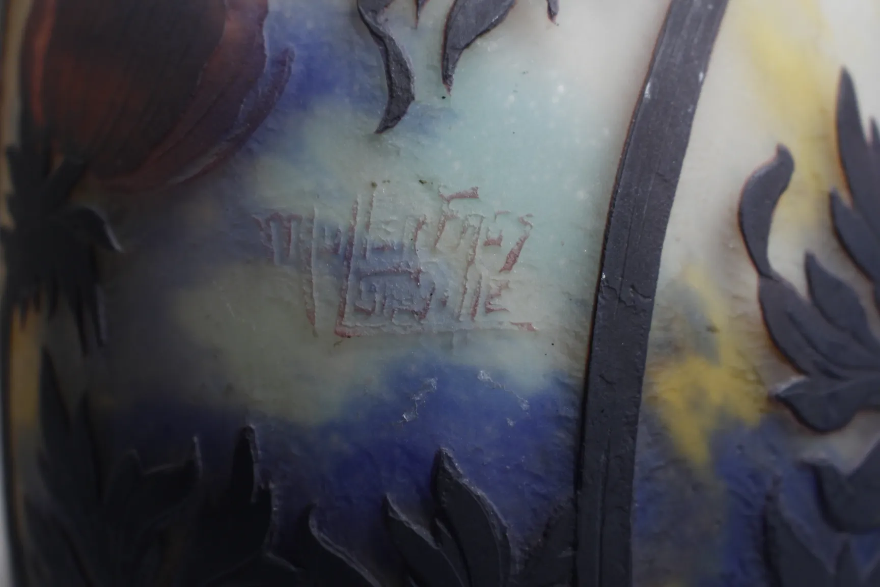 Vetro antico firmato da Muller Fres, con disegni colorati e incisioni dettagliate.