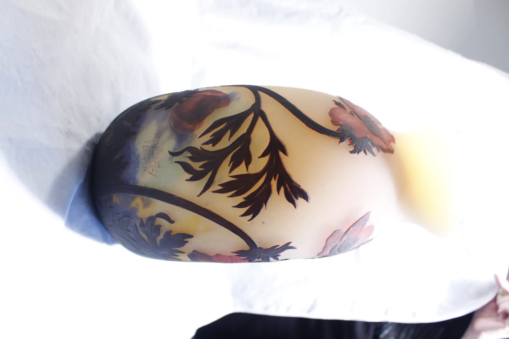 Verre antique signé Muller Fres avec décor floral.