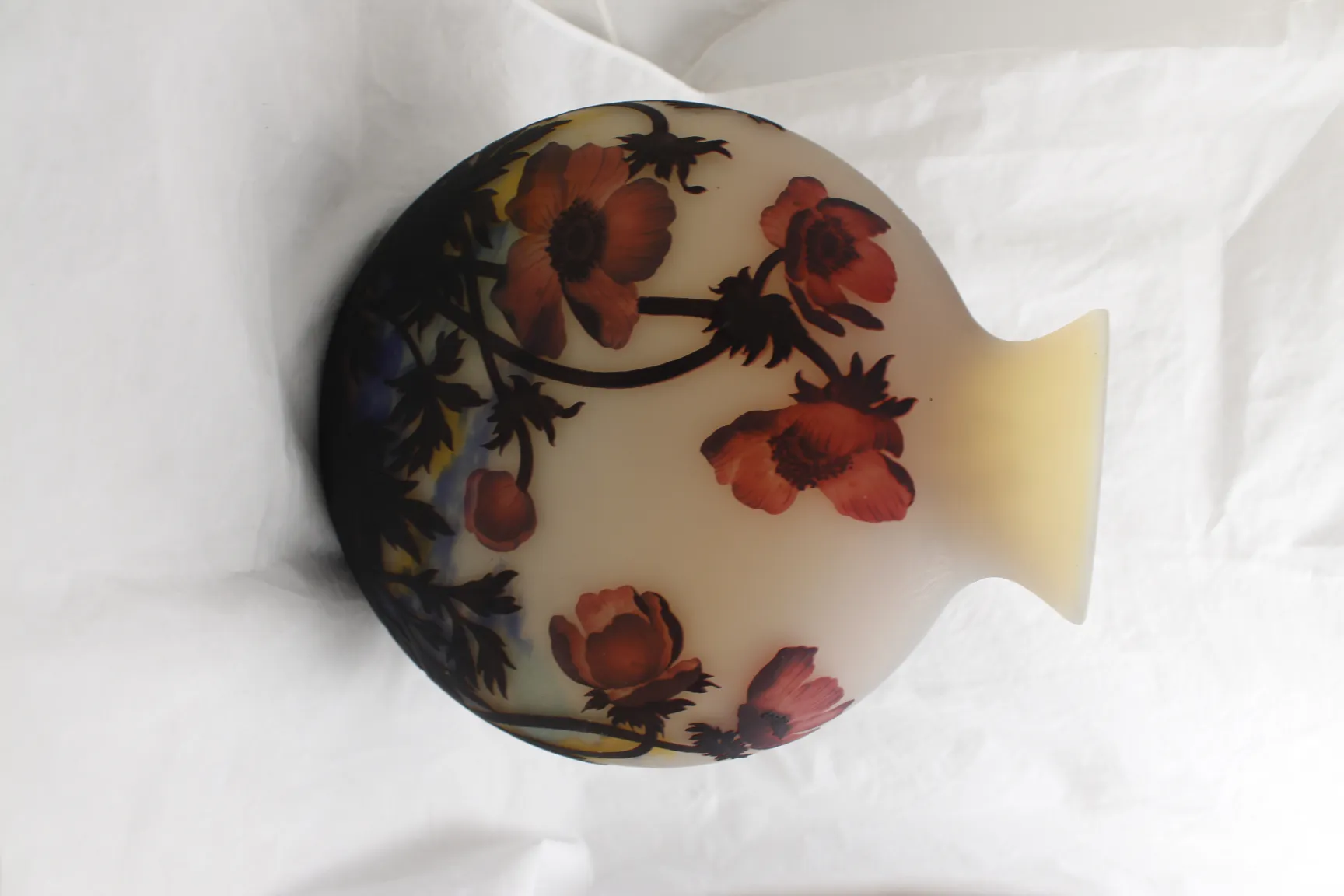 Altes signiertes Glas Muller Freres mit floralem Design. Ideal für Sammler.