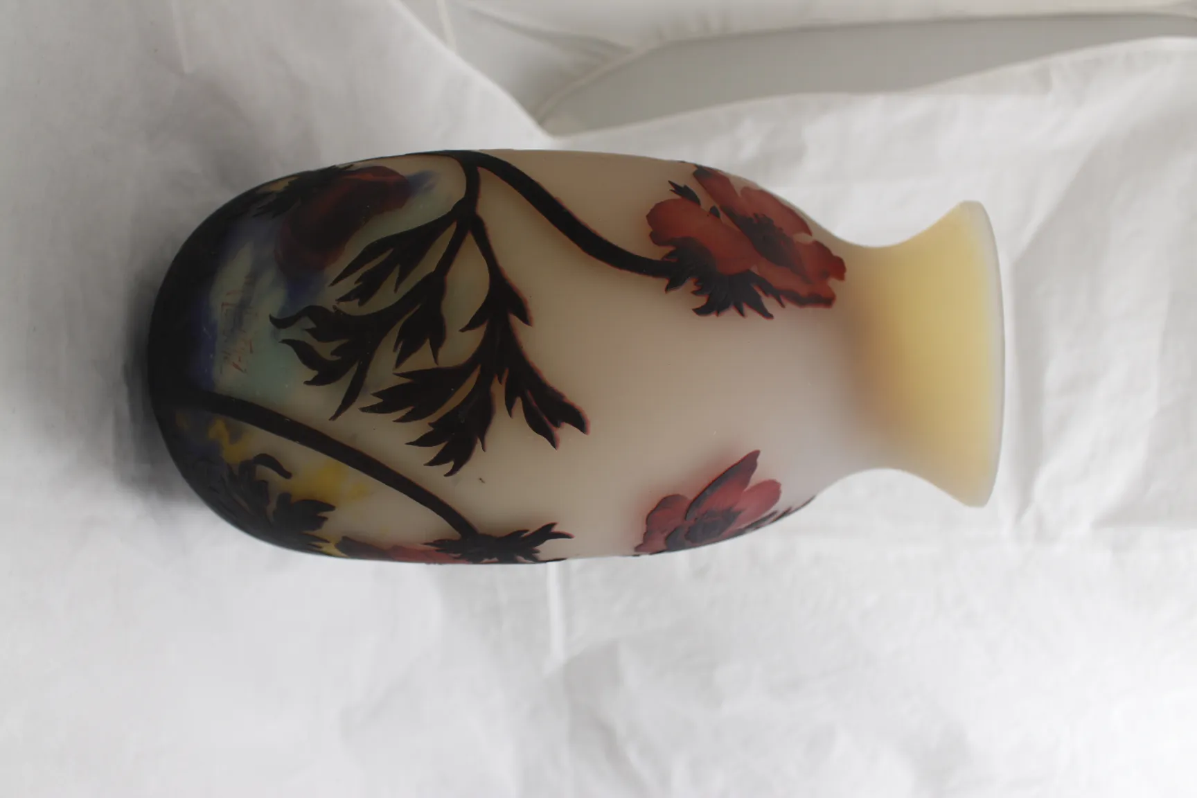 Vidro antigo assinado de Muller Fres com design floral.