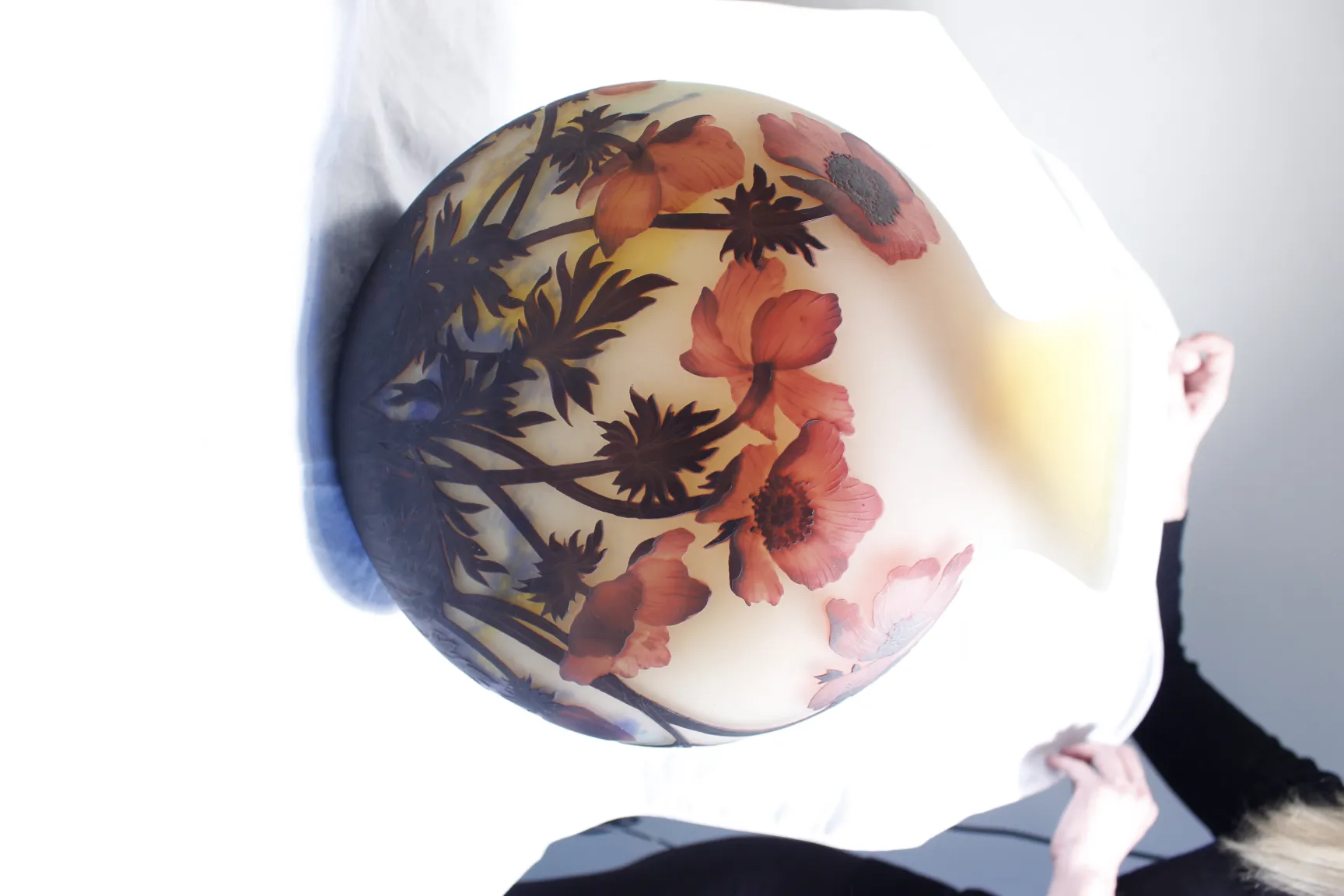 Antikes signiertes Glas Muller Fres mit bunten Blumen.