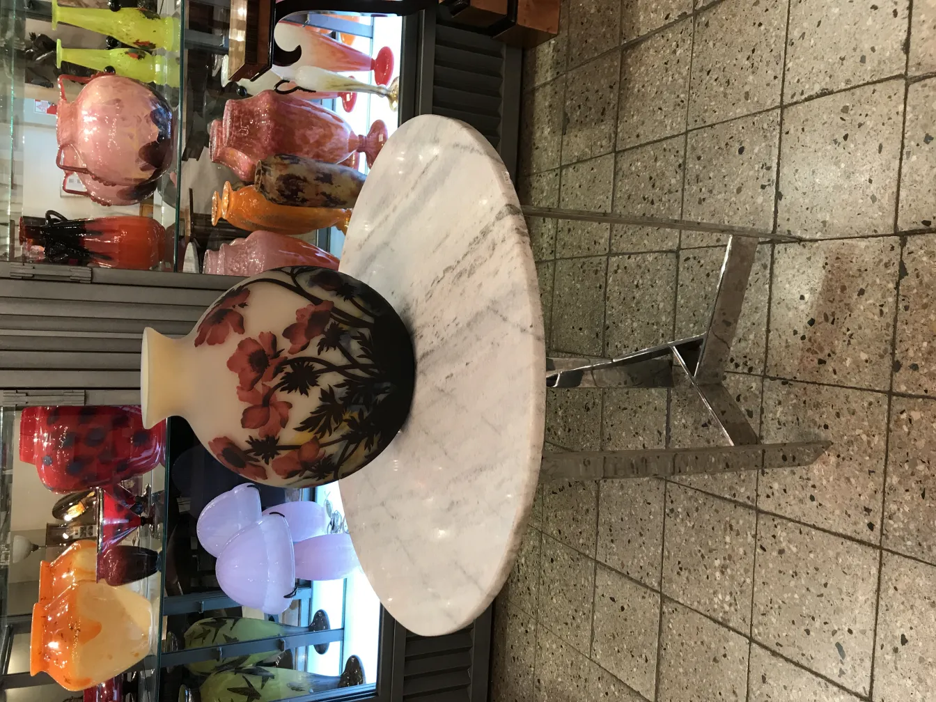 Vase en verre signé Muller Fres avec décor floral sur une table