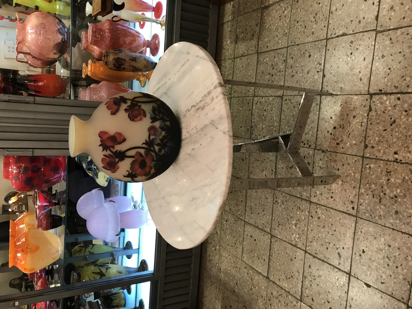 Vaso antigo com design floral e base cinza, assinado